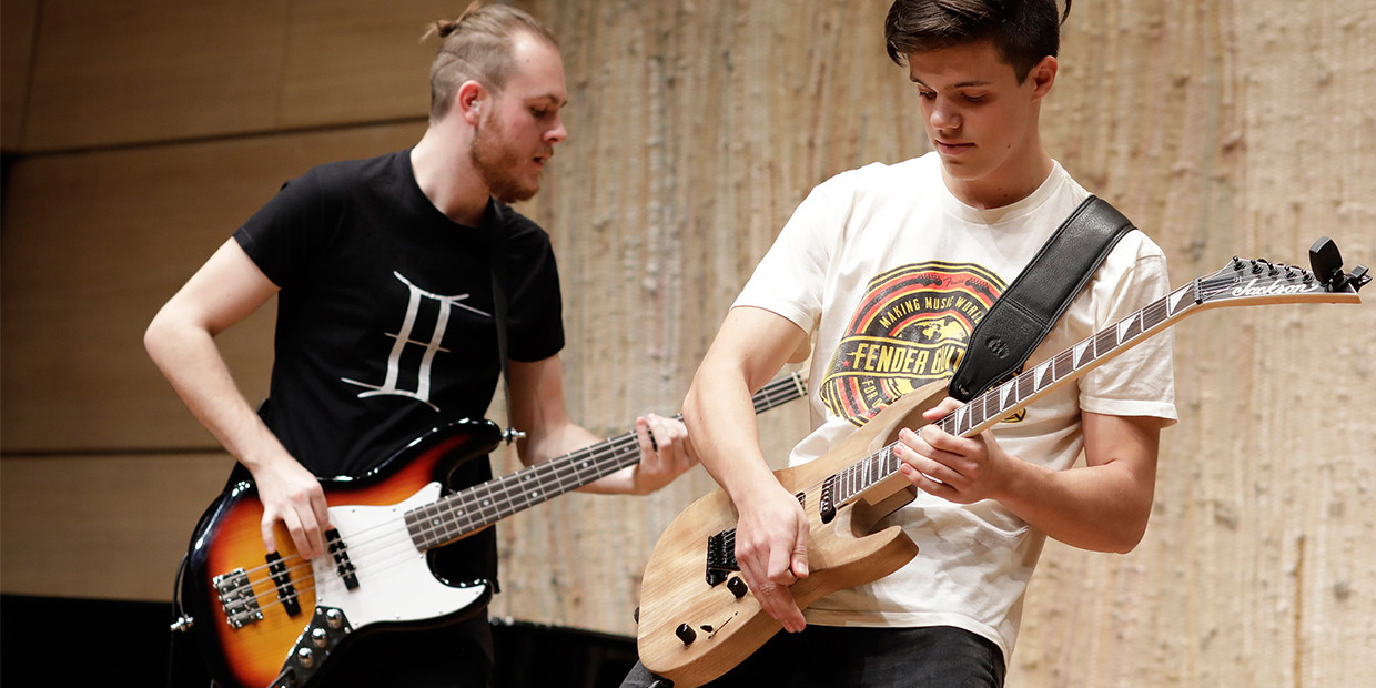 Foto: Reinhard Winkler Zwei Musiker mit Gitarren