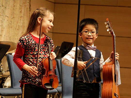 Mädchen und Junge mit Geige